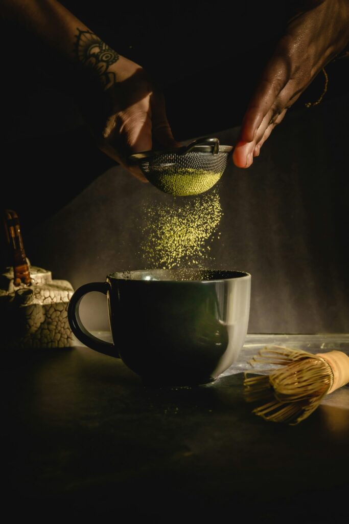 茶漉しから抹茶が舞い落ちる瞬間