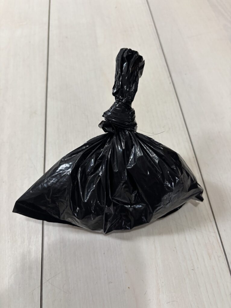 散歩中に拾ったタバコを入れた黒いゴミ袋・結んで持ち帰る