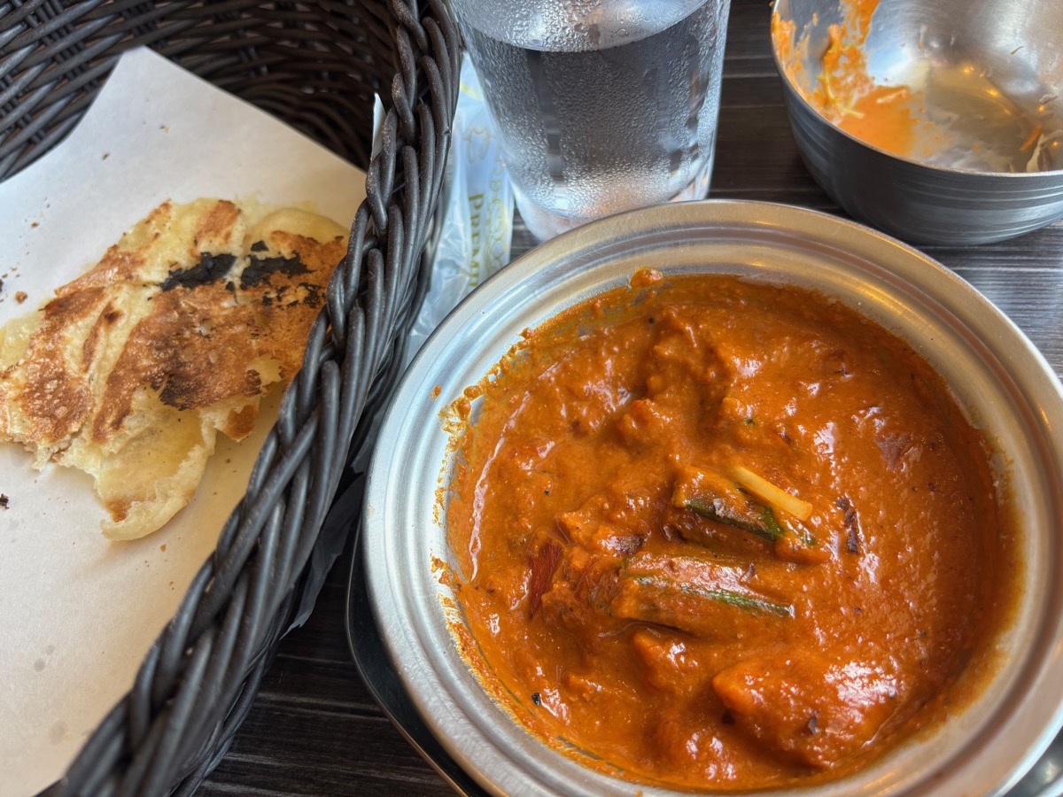 インドカレー屋のバターチキンカレーと食べかけのナン