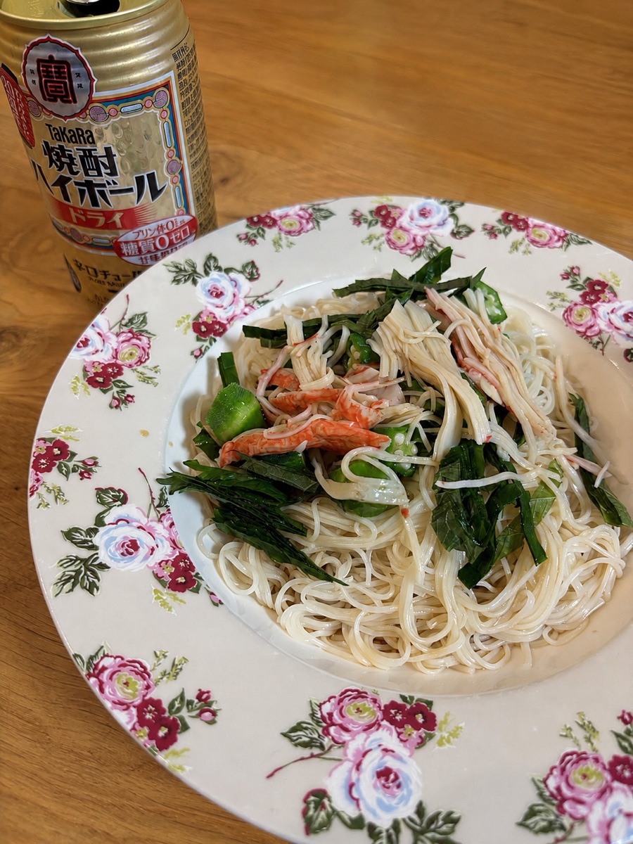 野菜たっぷりのそうめんの横に置かれた焼酎ハイボールの缶