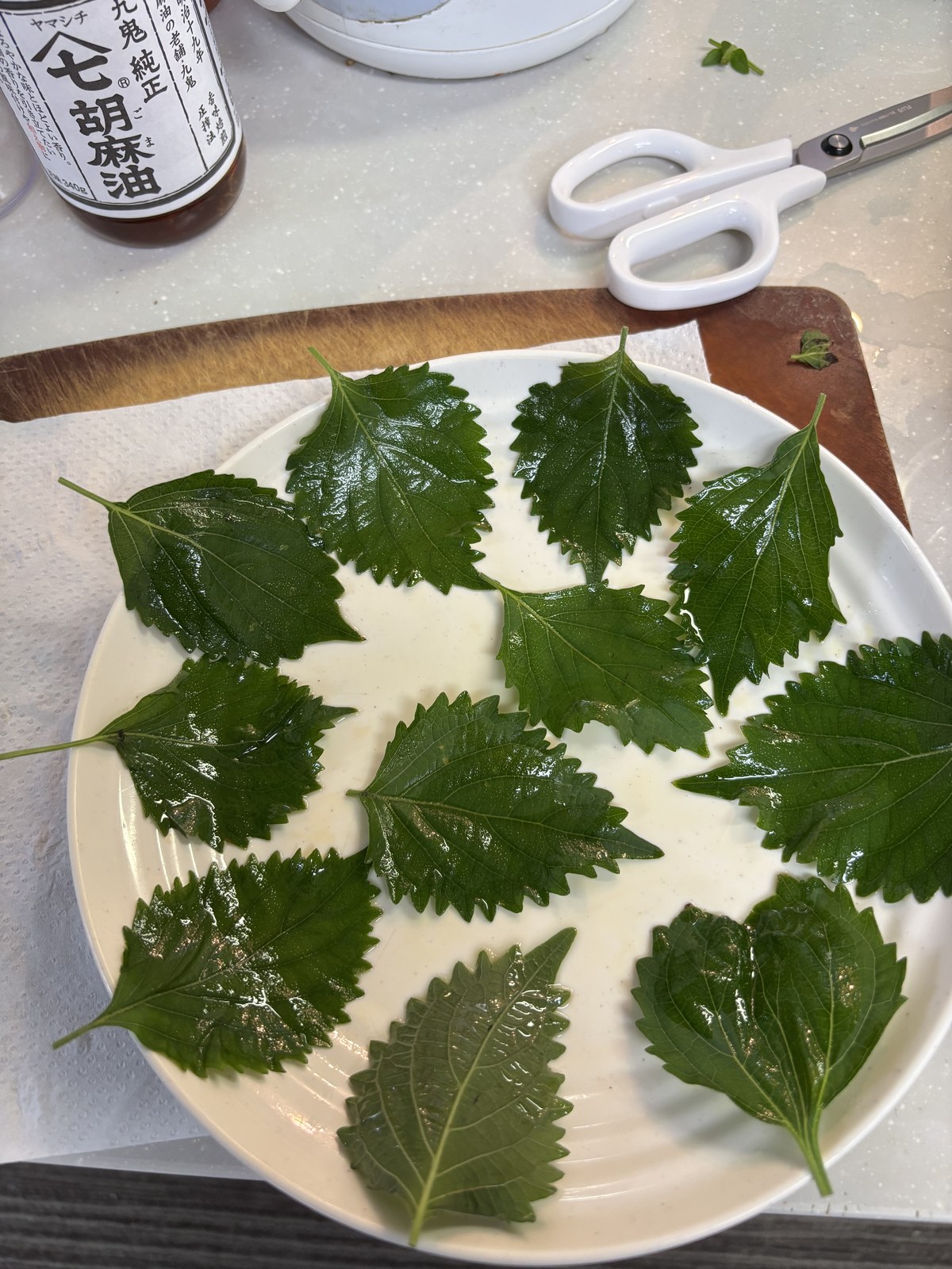 皿に並べてごま油を塗った紫蘇の葉