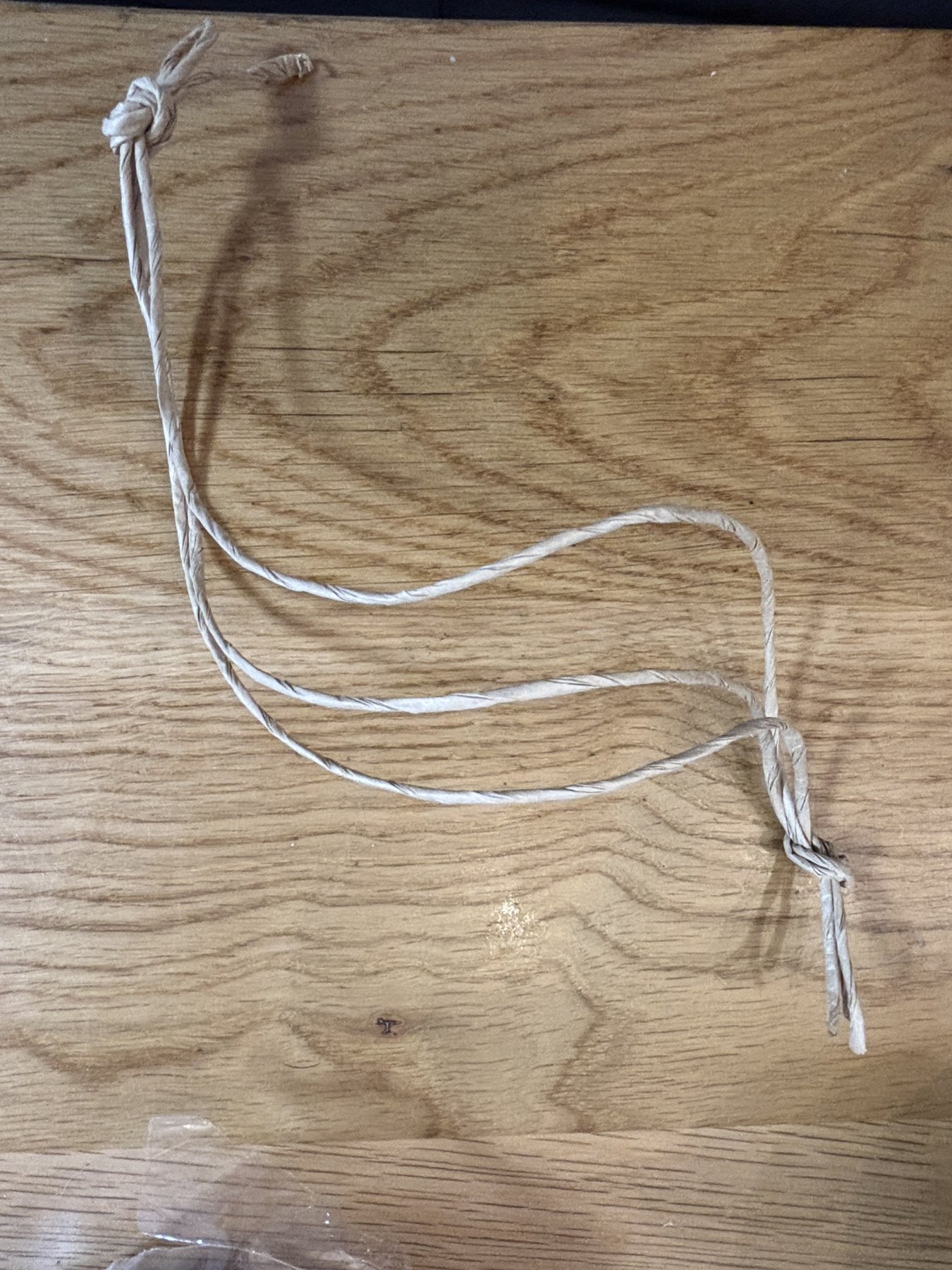 ひもを結んで作った、吊るすための輪